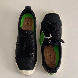 Cariuma Black Low-Top Sneakers with Green Insole Women Size 9/ Men Size 7.5